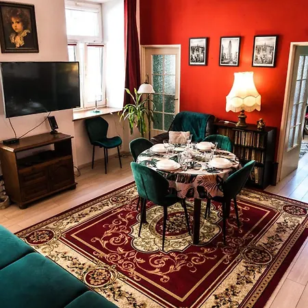 Gorna Royal Red By Bookinghost 卢布林